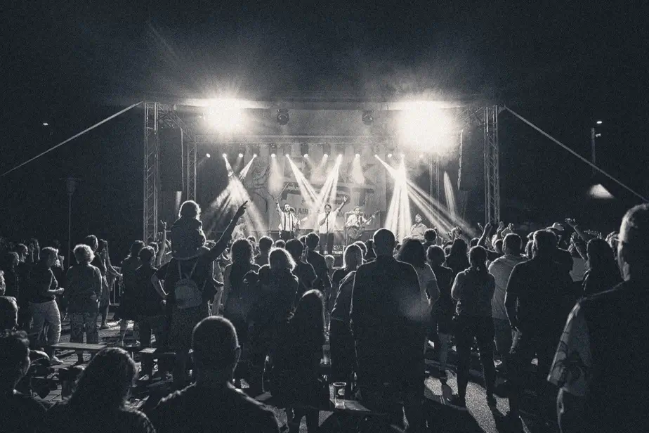 Kapela Tingltangl hraje písničky Jiřího Suchého a Jiřího Šlitra